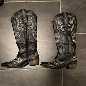 Elegant Black Embroidered Heeled Cowgirl Boots